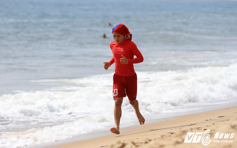 3-U20-viet-nam-chay-bien