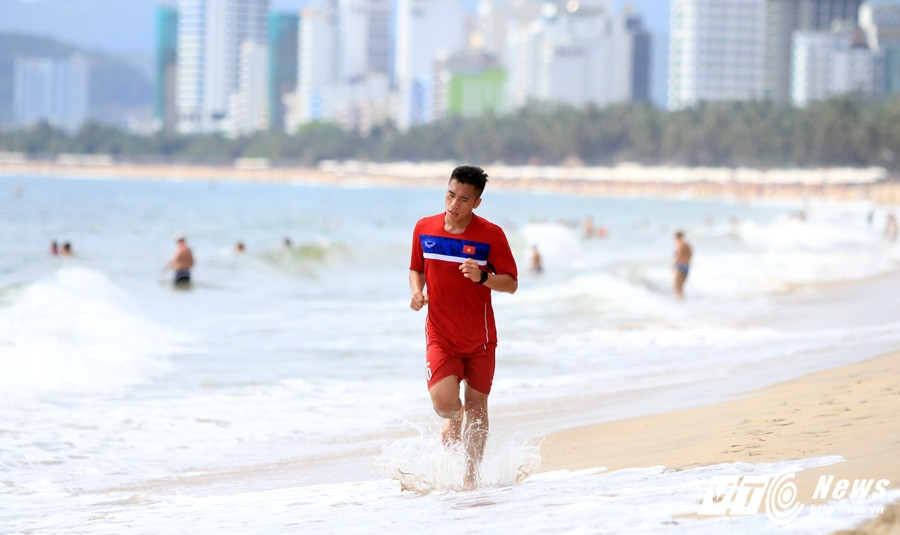 4-U20-viet-nam-chay-bien