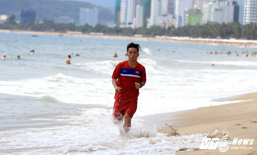 5-U20-viet-nam-chay-bien