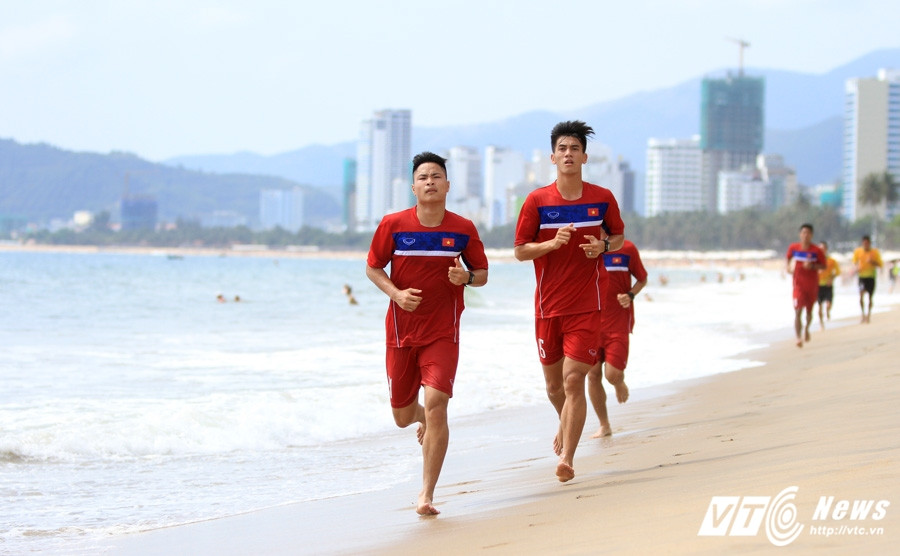 6-U20-viet-nam-chay-bien