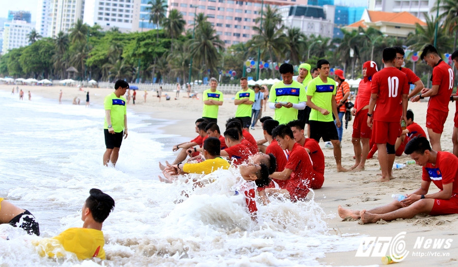 8-U20-viet-nam-chay-bien