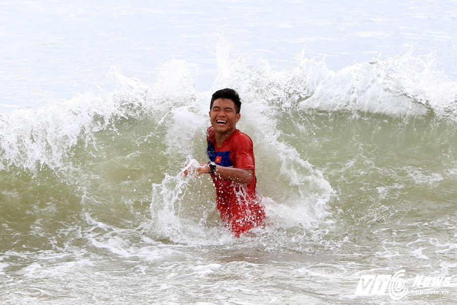 9-U20-viet-nam-chay-bien