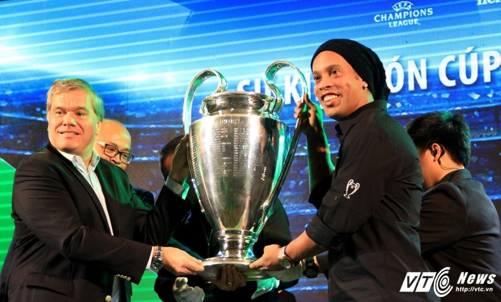 Hinh anh Ronaldinho ngo loi yeu Viet Nam, tin chac Barca se lam nen dieu ky dieu