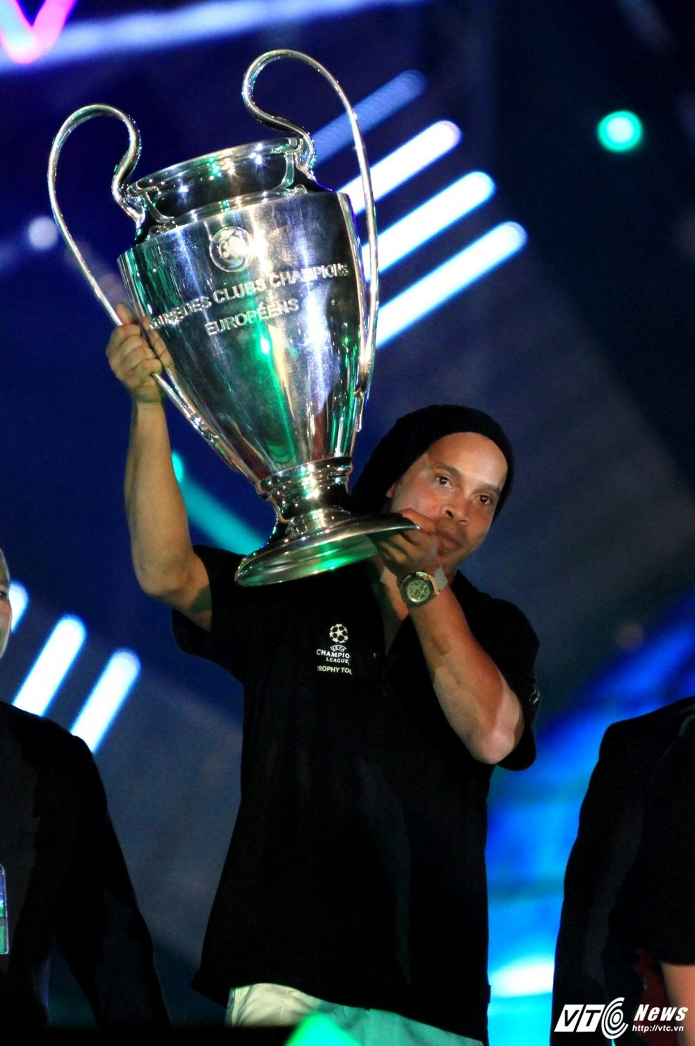 Hinh anh Co Cong Vinh don dua, Thuy Tien lam lu mo ca Ronaldinho