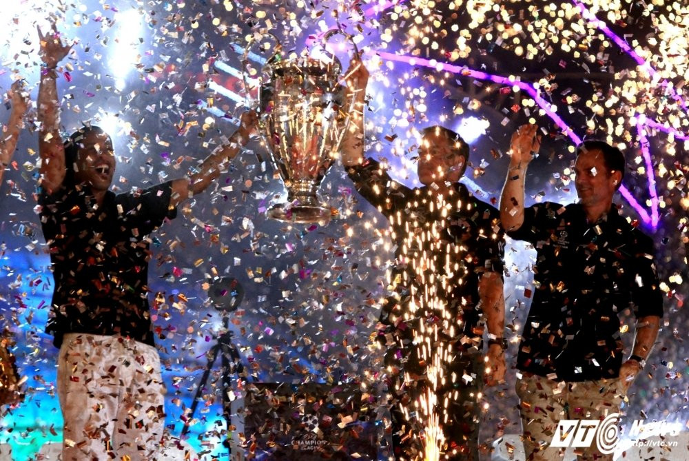 Hinh anh Co Cong Vinh don dua, Thuy Tien lam lu mo ca Ronaldinho