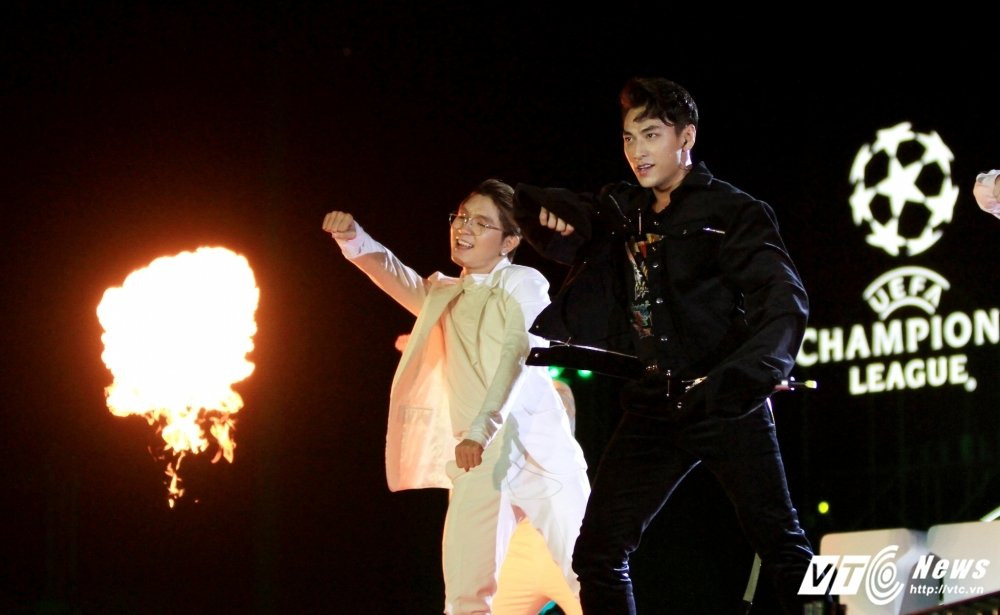 Hinh anh Co Cong Vinh don dua, Thuy Tien lam lu mo ca Ronaldinho 11