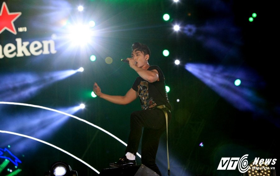 Hinh anh Co Cong Vinh don dua, Thuy Tien lam lu mo ca Ronaldinho 12