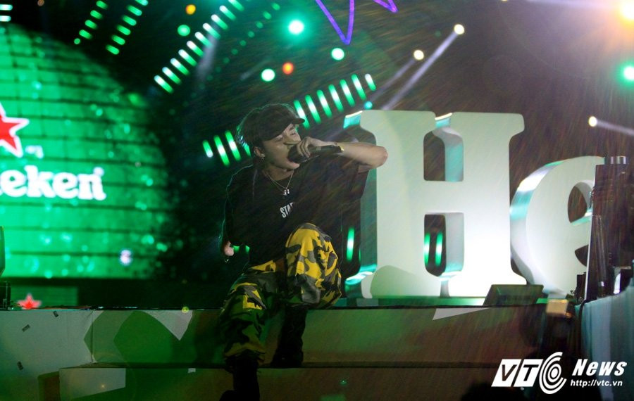 Hinh anh Co Cong Vinh don dua, Thuy Tien lam lu mo ca Ronaldinho 18