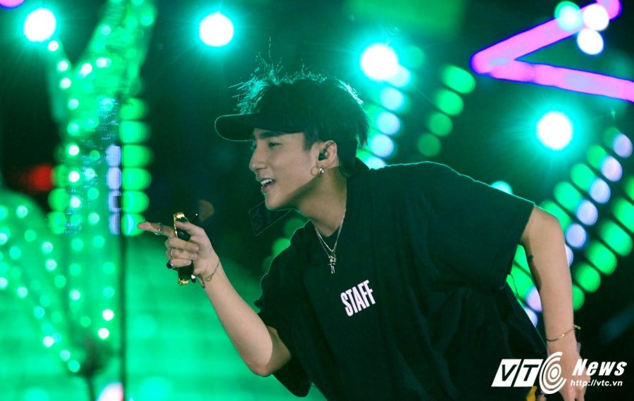 Hinh anh Co Cong Vinh don dua, Thuy Tien lam lu mo ca Ronaldinho 19