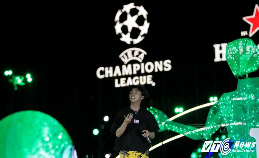 Hinh anh Co Cong Vinh don dua, Thuy Tien lam lu mo ca Ronaldinho 20