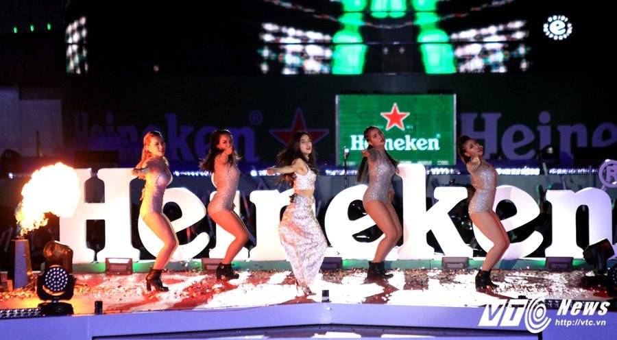 Hinh anh Co Cong Vinh don dua, Thuy Tien lam lu mo ca Ronaldinho 3