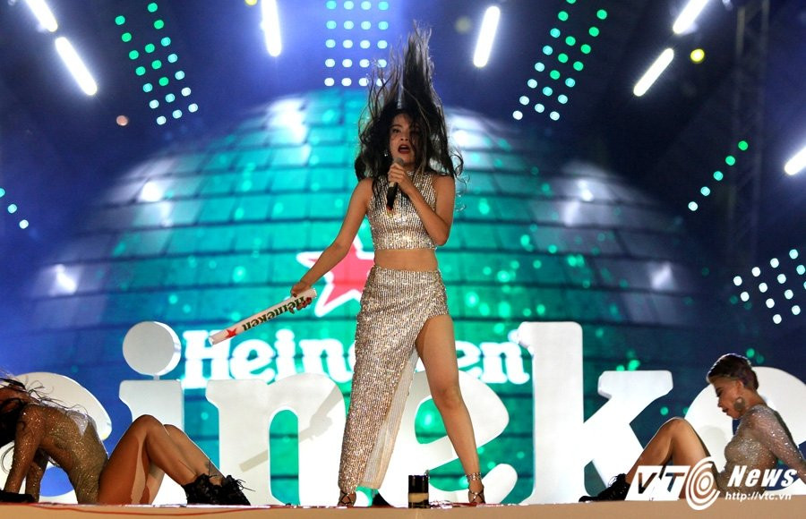 Hinh anh Co Cong Vinh don dua, Thuy Tien lam lu mo ca Ronaldinho 4