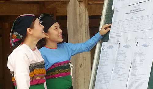 Cử tri vùng cao Thanh Hóa lựa chọn ứng viên đại biểu Quốc hội và HĐND các cấp trong ngày bầu cử 22/5. Ảnh: Lê Hoàng.