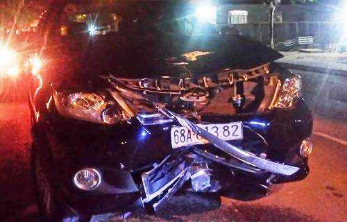 Ôtô giám đốc công ty xây dựng hư hỏng nặng sau khi húc văng xe máy. Ảnh: A.X