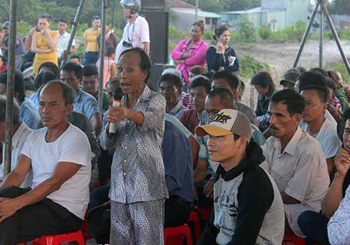 Người dân bày tỏ bức xúc khi phải sống chung với ô nhiễm suốt thời gian dài. Ảnh: N.Đ.