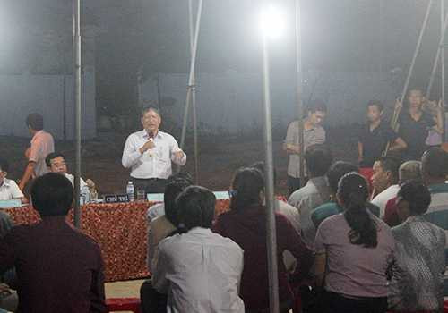 Đến tối 1/6, buổi đối thoại mới kết thúc. Phó chủ tịch Đà Nẵng Nguyễn Ngọc Tuấn cam kết thực hiện theo kết luận, đồng thời vận động người dân ra về. Ảnh: N.Đ.