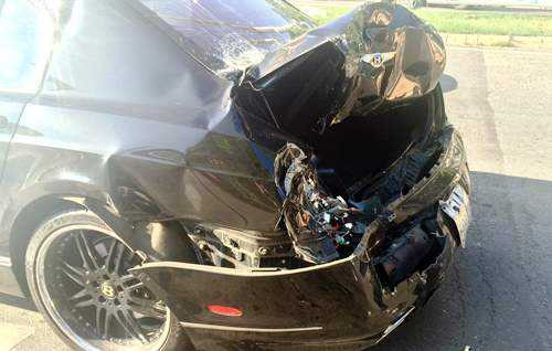 Đuôi xe sang Bentley rách bươm. ảnh: Hải Hiếu