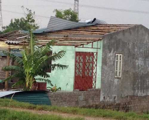 Cơn giông kèm gió lớn cuốn tung mái nhà người dân xã Ninh Sở. Ảnh:Tạ Huyền.