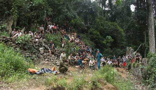 Phía trên triền núi, hàng trăm người thân các nạn nhân đang túc trực chờ đợi tin tức từ lực lượng cứu hộ. Ảnh: Lê Hoàng.