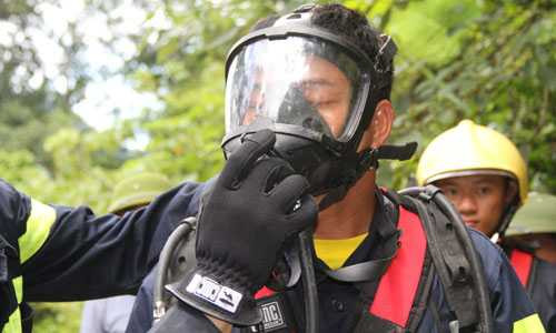 Các dụng cụ chuyên dụng như bình dưỡng khí, đèn pin, mũ bảo hiểm... được sử dụng nhưng cửa hang quá hẹp nên cứu hộ không thể vào sâu bên trong. Ảnh: Lê Hoàng.