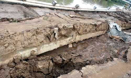 Đoạn bờ kè bị sạt lở nằm trong sự án chống ngập của TP Mỹ Tho. Ảnh: Hồ Nam