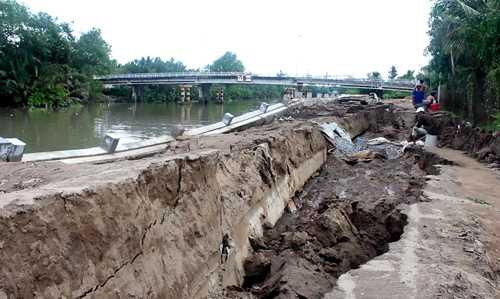 Đoạt bờ kè bị sạt lở. Ảnh: Hồ Nam