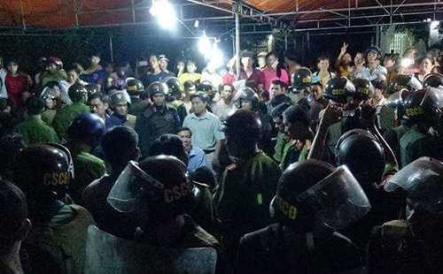 Hàng trăm cảnh sát được huy động đến vãn hồi trật tự. Ảnh: Đ.G