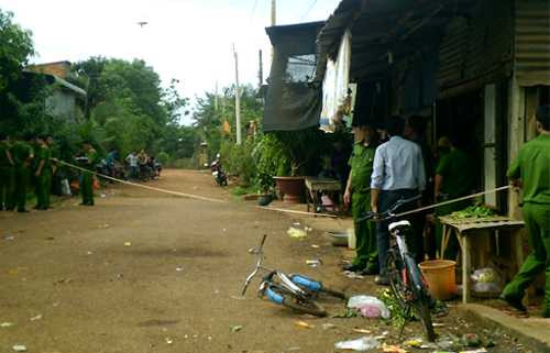 Công an khám nghiệm hiện trường. Ảnh: Văn Trăm.