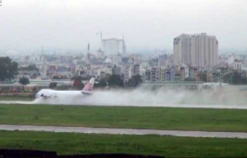 Ngập sân bay Tân Sơn Nhất hồi tháng 10 năm ngoái. Ảnh: Duy Trần