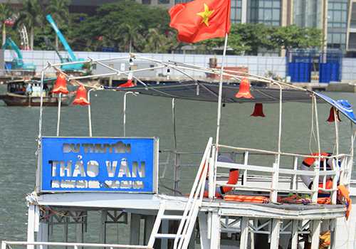 Tàu Thảo Vân 2 đã chở gấp đôi số người quy định, kê ghế nhựa cho khách ngồi trên sàn tàu. Ảnh: Nguyễn Đông.