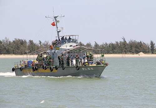 Tàu của Biên phòng Nghệ An đưa thiếu tá Nguyễn Hữu Cường cập bờ chiều nay. Ảnh: Đức Hùng.