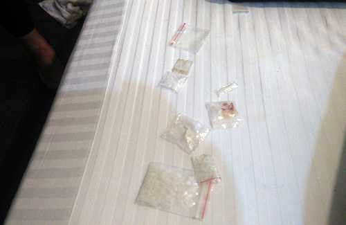 Nhiều túi nghi là ma túy bị cảnh sát thu giữ. Ảnh: Quốc Thắng.