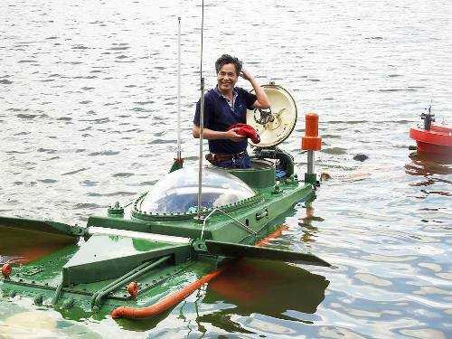 Ông Nguyễn Quốc Hòa phấn khởi khi tàu Hoàng Sa vượt qua kỳ sát hạch 2 ngày trước khi được ra biển. Ảnh: GC.