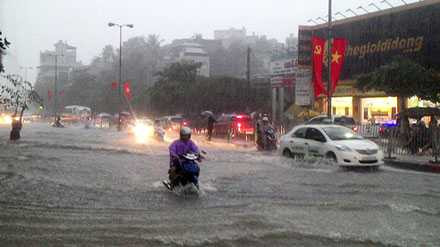 quang-ninh-bat-ngo-mua-lon-duong-ngap-nang-canh-bao-lu-quet