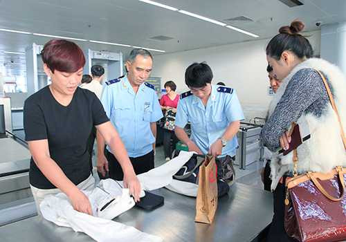 Hải quan cửa khẩu sân bay Đà Nẵng làm nhiệm vụ soi chiếu, kiểm tra hành lý của hành khách. Ảnh minh hoạ: Nguyễn Đông.