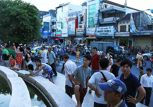 Cảnh hỗn loạn phía trước siêu thị. Ảnh: N.Đ.