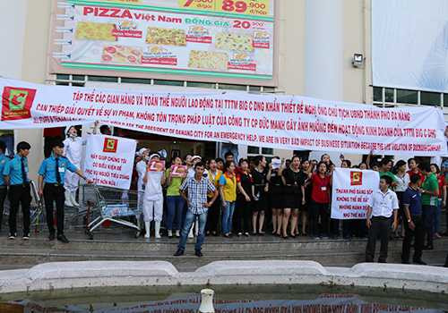 Nhân viên siêu thị Big C Đà Nẵng căng băng rôn cầu cứu chính quyền thành phố. Ảnh: N.Đ.