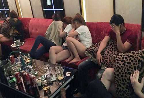 Nhiều cô gái khai là tiếp viên ở nhà hàng tại quận 1 đến ăn chơi. Ảnh: Q.T