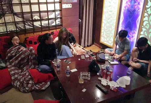 Nhiều dân chơi bị lập biên bản. Ảnh: Q.T