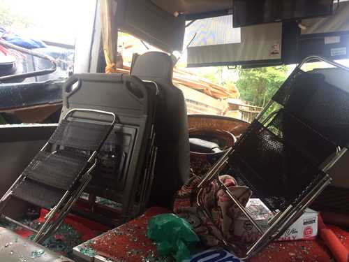 Các hành khách bị thương đa số ngồi ở hàng ghế đầu xe khách. Ảnh: Nguyệt Triều