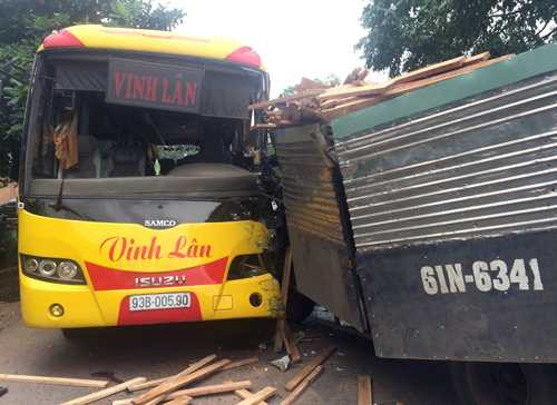 Ôtô khách bị xe tải đâm. Ảnh: Nguyệt Triều