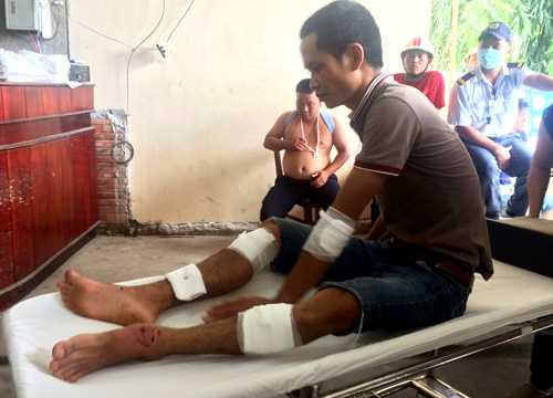 Gần chục người bị thương được đưa đi cấp cứu. Ảnh: Nguyệt Triều