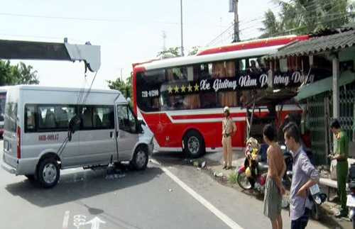 Hai ôtô bị nạn được cẩu khỏi hiện trường. Ảnh: Hồ Nam