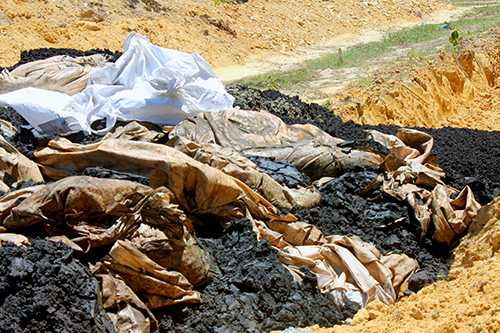 Chất thải bùn đen của Formosa được Công ty Môi trường đô thị thị xã Kỳ Anh tự ý chôn lấp được phát hiện chiều 11/7. Ảnh: Đ.H