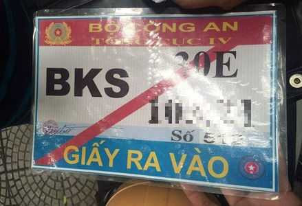 CSGT de xuat xu ly oto gan phu hieu Bo Cong an trai le hinh anh 1