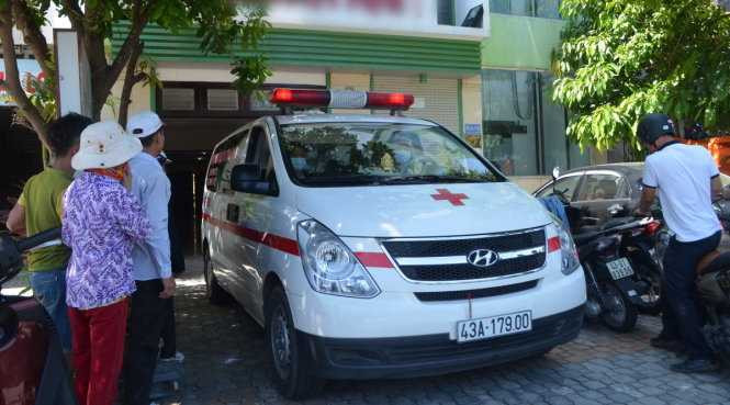 Xe cấp cứu chuyển thi thể nạn nhân phục vụ công tác điều tra - Ảnh: TẤN LỰC