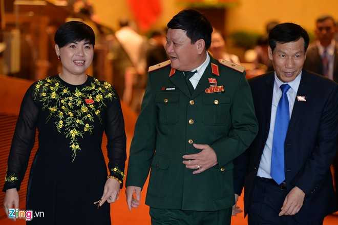 Dai bieu Quoc hoi khoa moi tuoi cuoi trong buoi hop dau tien hinh anh 15