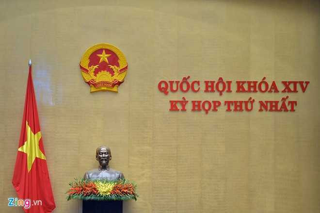Dai bieu Quoc hoi khoa moi tuoi cuoi trong buoi hop dau tien hinh anh 2