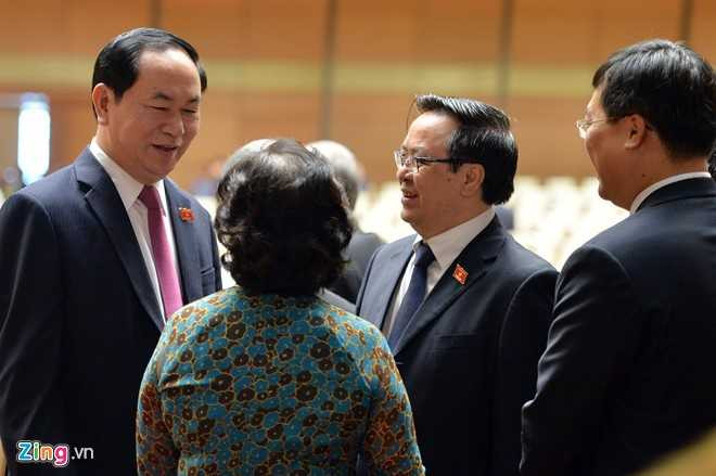 Dai bieu Quoc hoi khoa moi tuoi cuoi trong buoi hop dau tien hinh anh 1