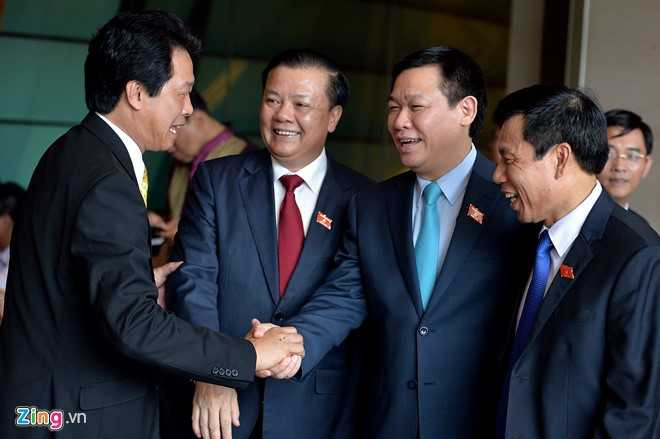 Dai bieu Quoc hoi khoa moi tuoi cuoi trong buoi hop dau tien hinh anh 3